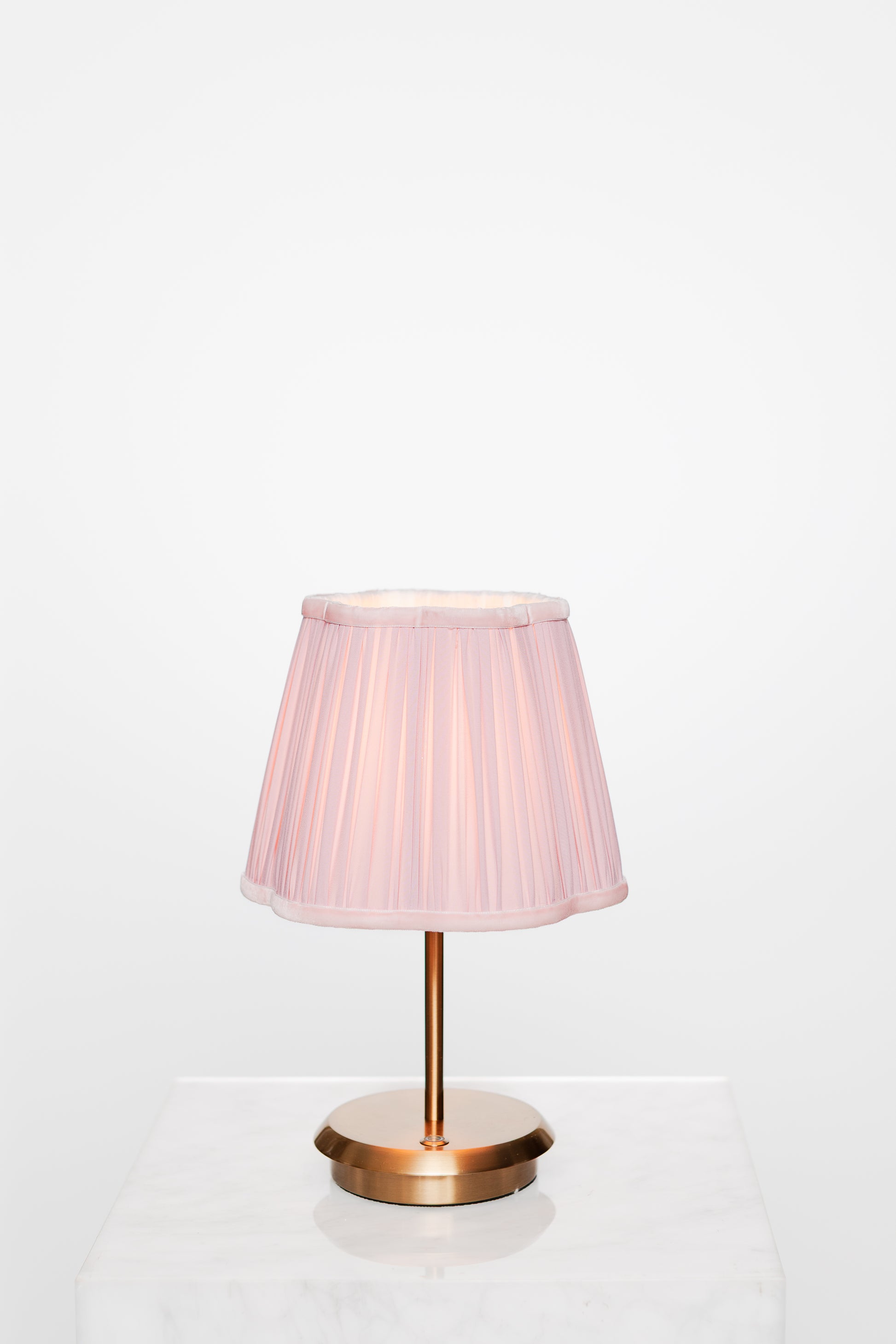 Modern interior with brass lamp, muted cushion palette, and calm ambiance.